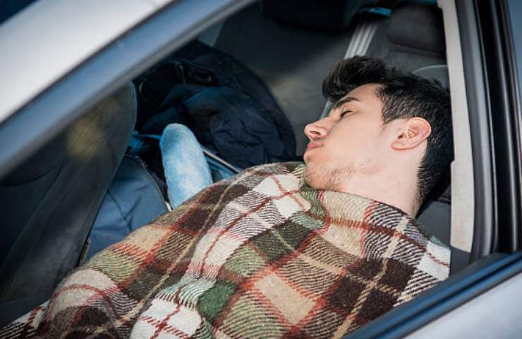 dormire in auto illegale